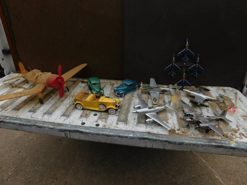 lot 54 image: Vintage Model Cars & Air Planes