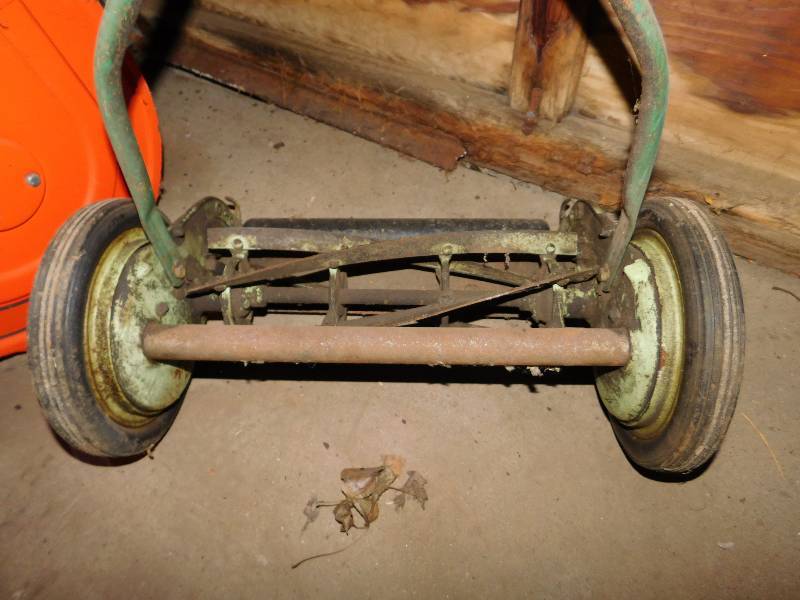 lot 3 image: American Push Mower