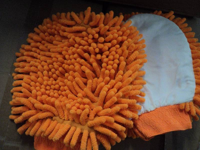 box of 50 frizzy car wash mitts...