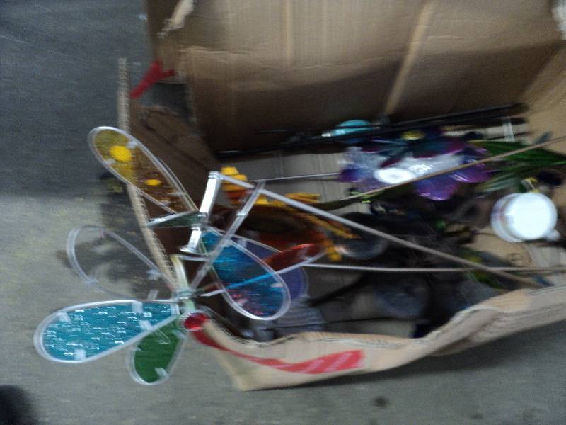 lot of outdoor dcor, all needs re...
