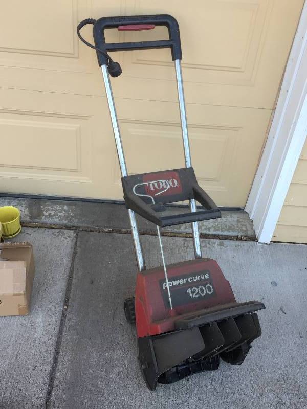 lot 125 image: Toro Snow Thrower