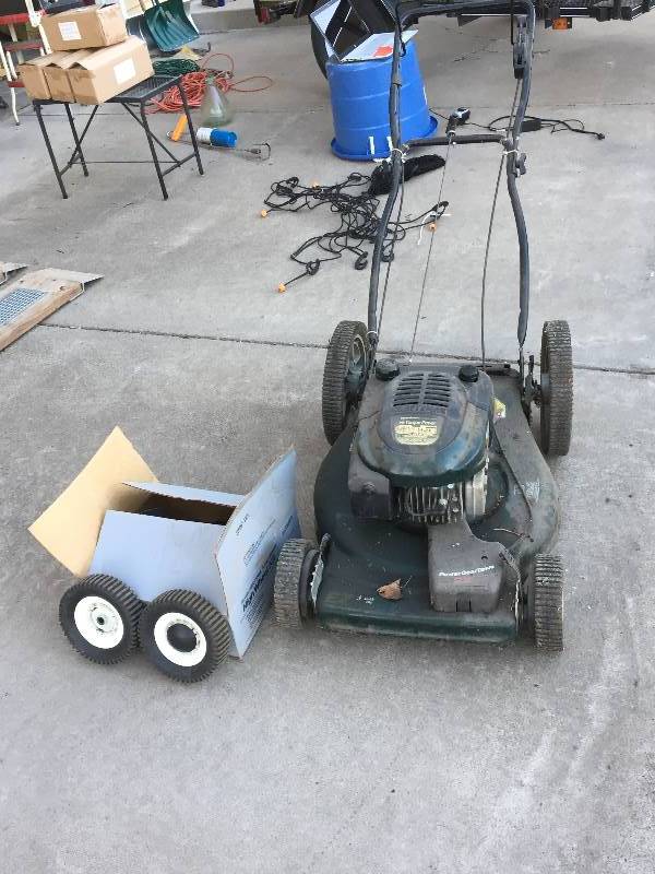 lot 128 image: Craftsman 22 Lawnmower