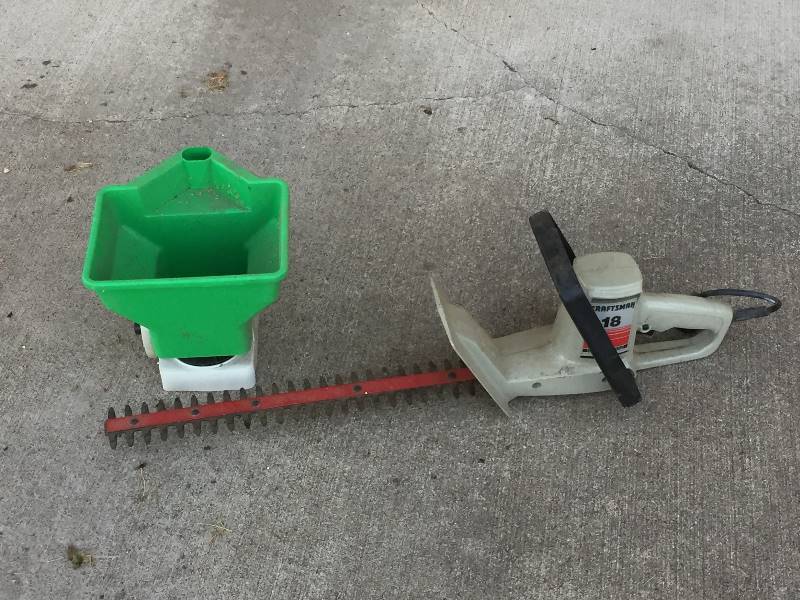 lot 140 image: Craftsman 18 Hedge Trimmer & Grass Spreader