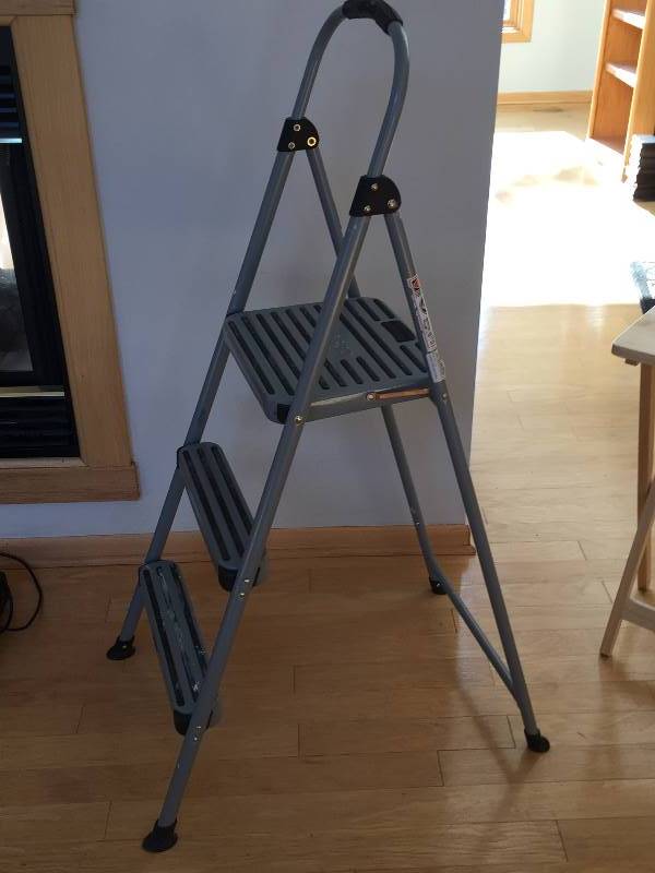 lot 26 image: COSCO 3 Step Stool