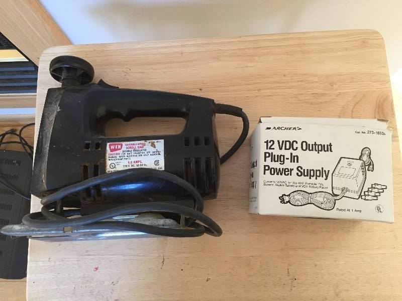 lot 98 image: WEN Variable Speed Scroll Saw & 12 VDC Output Plug-In Power Supply