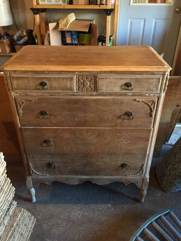 lot 115 image: Antique Dresser