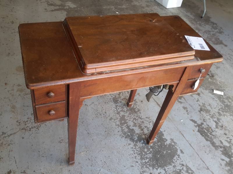 Singer, Electric Sewing machine in nice cherry wood cabinet