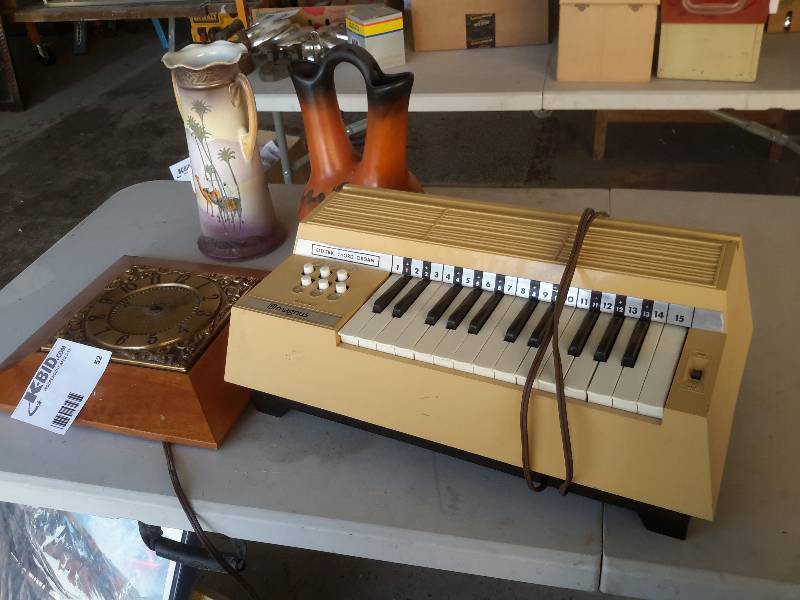 Electric keyboard and electric wall clock 2 vases as shown