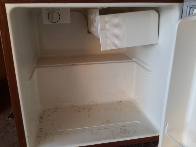 Avanti, Dorm Refrigerator.. Untested, Needs cleaning