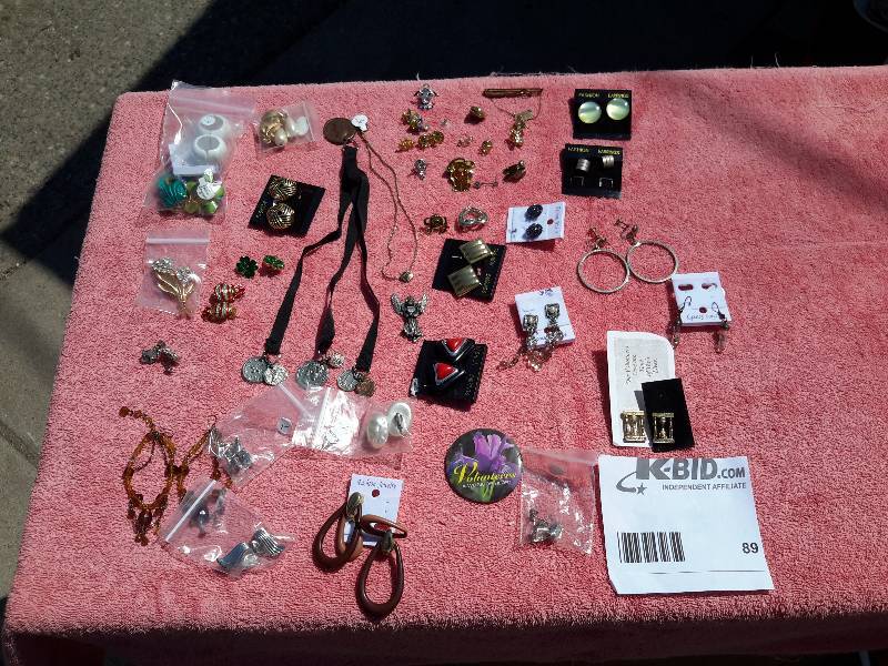 Lot of ear rings as pictured