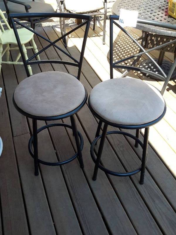 2 nice bar stools..