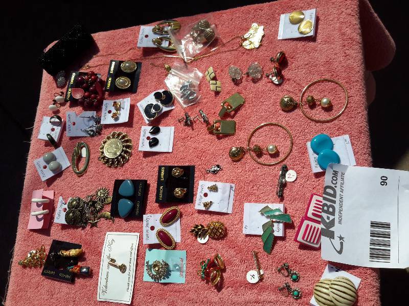 Lot of ear rings as pictured