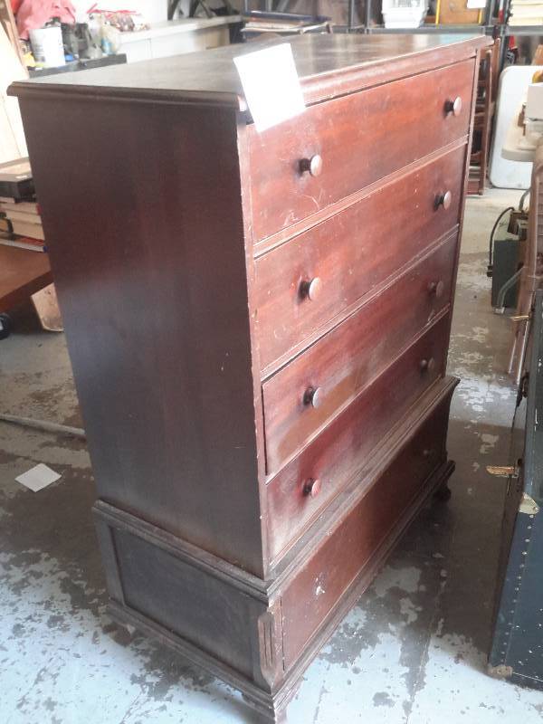 Tall boy dresser.. 5 drawers..