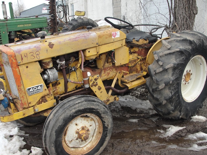 lot 4 image: INTERNATIONAL HARVESTER 404 TRACTOR