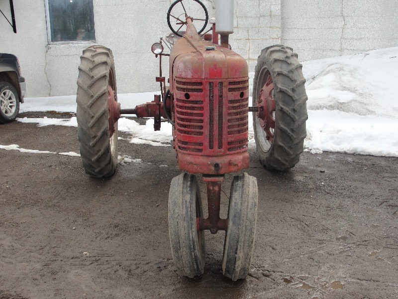 lot 7 image: 300 INTERNATIONAL TRACTOR