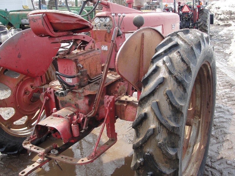 lot 8 image: 350 INTERNATIONAL TRACTOR