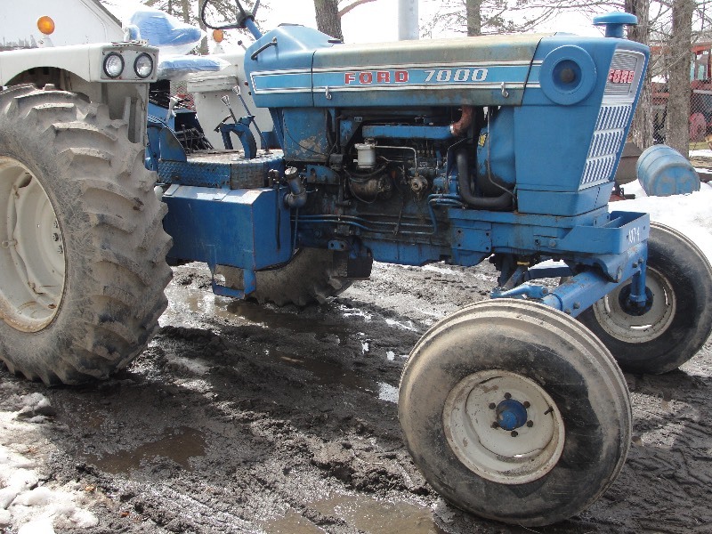 lot 1 image: 7000 FORD TRACTOR