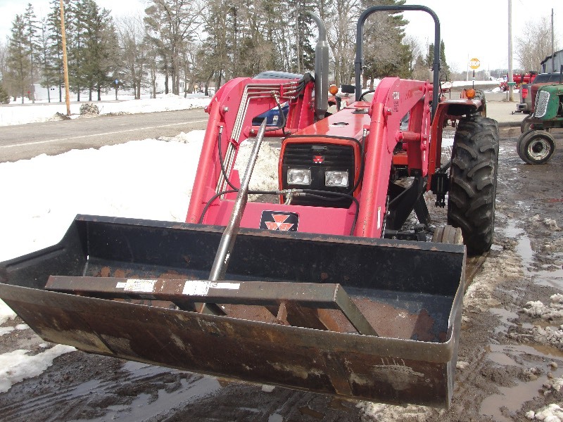 lot 3 image: 471 MASSY FERGESON TRACTOR