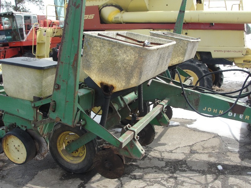 lot 9 image: 7000 JOHN DEERE PLANTER