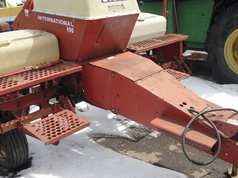 lot 10 image: INTERNATIONAL PLANTER
