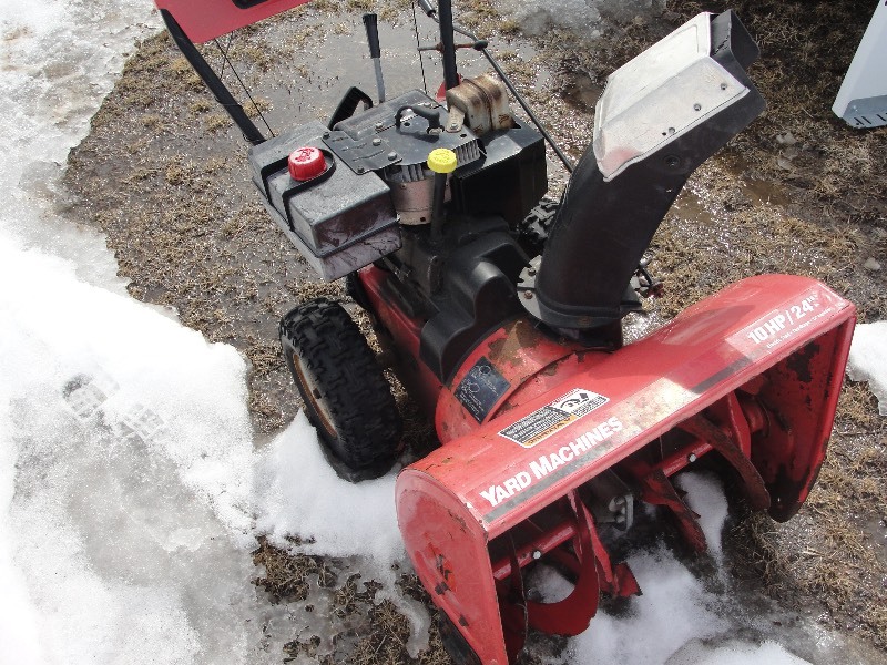 lot 6 image: YARD MACHINE  SNOW BLOWER