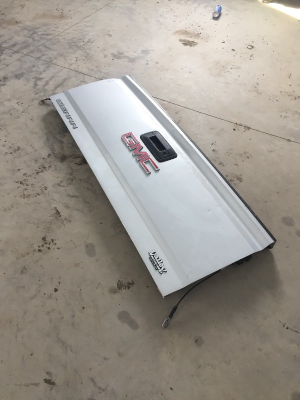 lot 2 image: 2014 - 2018 GMC SIERRA TAIL GATE