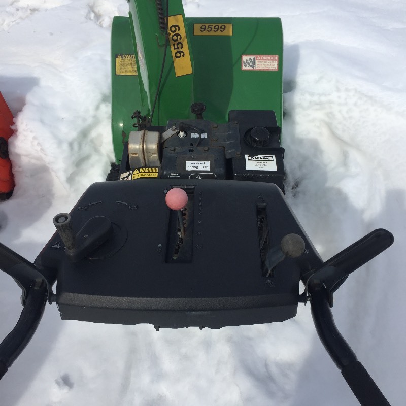 lot 9 image: JOHN DEERE TRS27  27 SNOWBLOWER