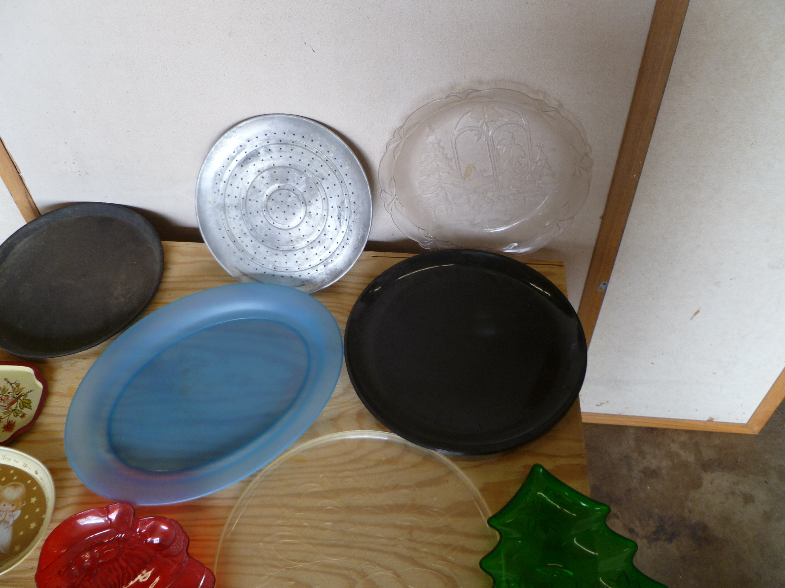 lot 25 image: Lot of Tray Assortment