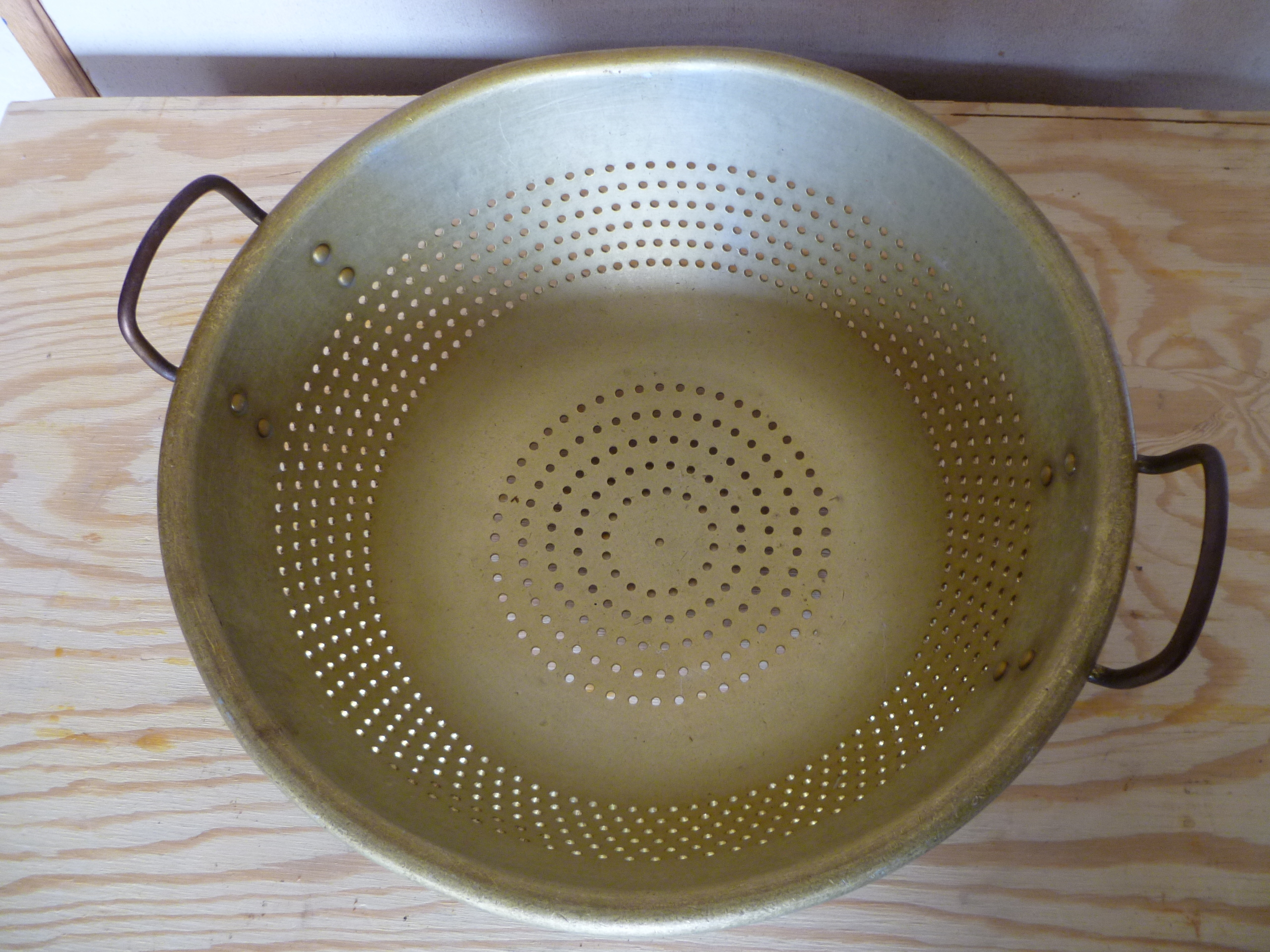 lot 29 image: Large Aluminum Colander