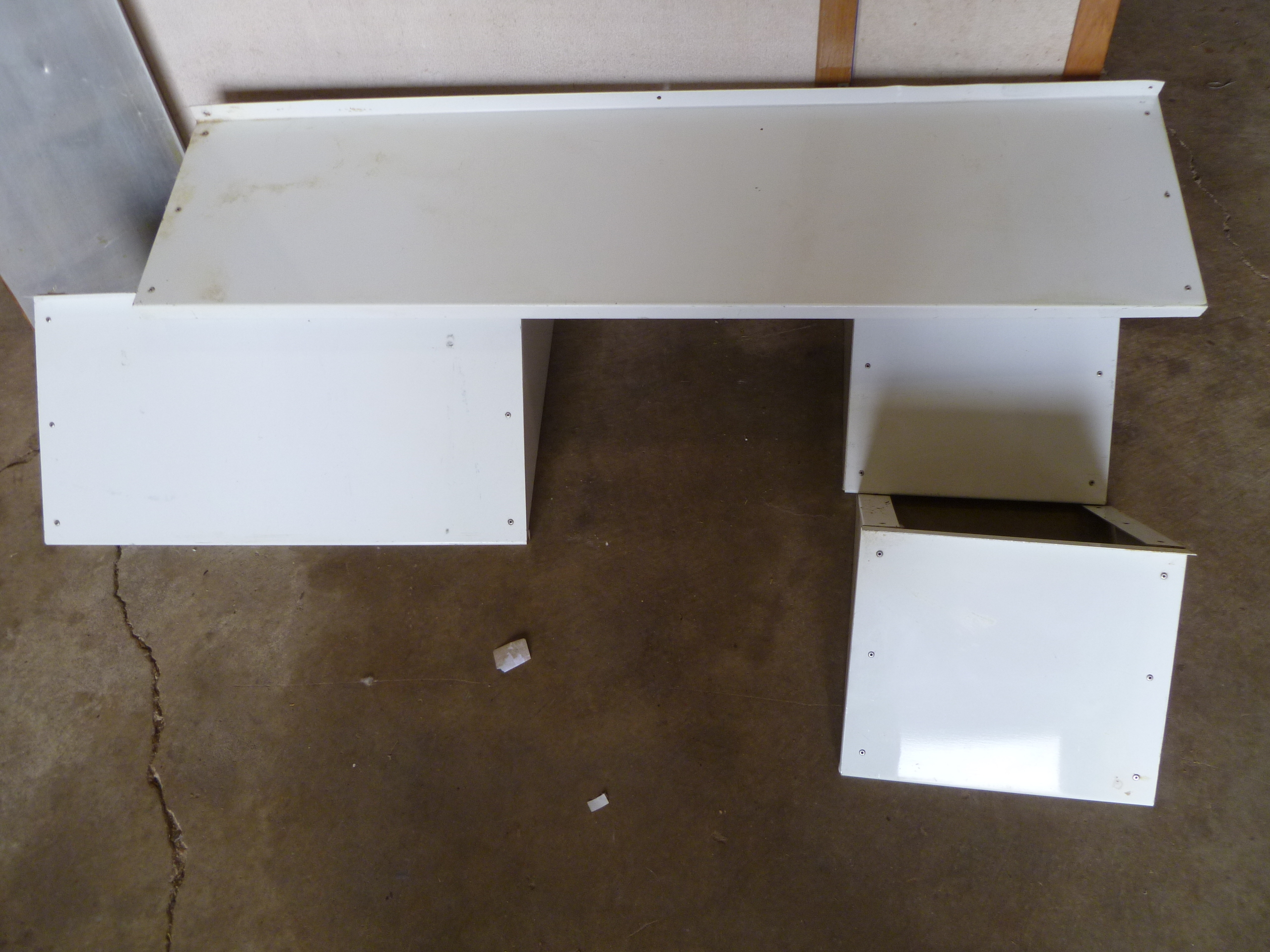 lot 50 image: 5 Pieces of Shelving