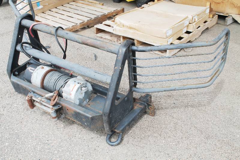lot 10 image: Extra Heavy Duty Pickup Truck Winch And Brush Guard