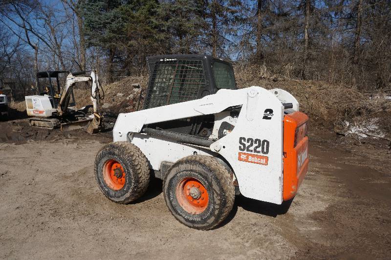 lot 5 image: 2004 Bobcat S220 Skid Loader Skid Steer