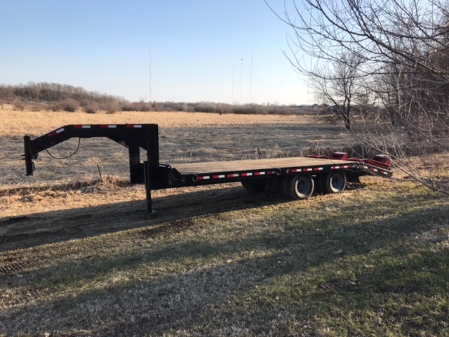 lot 7 image: 2004 Towmaster 25 Tandem Axle Dually Gooseneck Equipment Trailer  RESERVE IS $4500