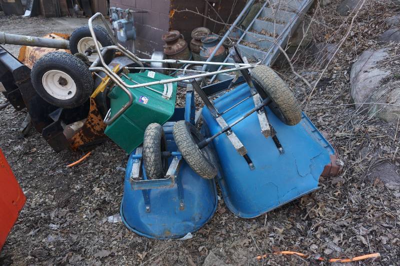 lot 31 image: Set of 2 Wheel Barrels With Fertilizer Spreader
