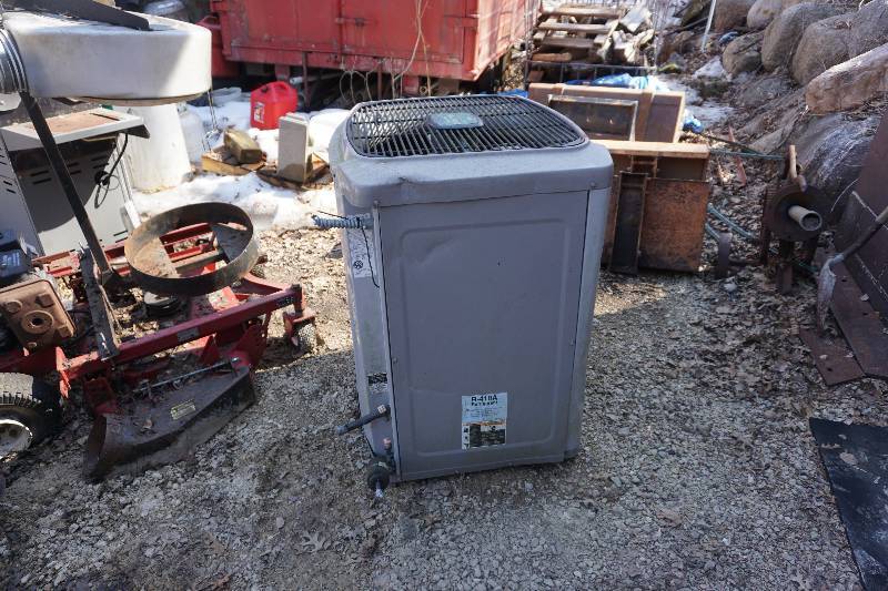 lot 30 image: Carrier Model 38TXA42300 Air Conditioning Unit