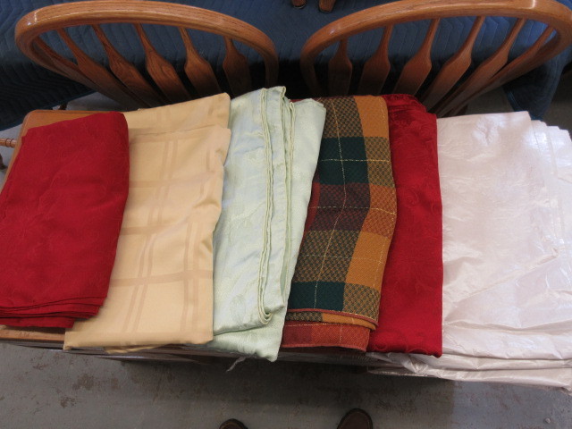 lot 704 image: TABLE LINENS