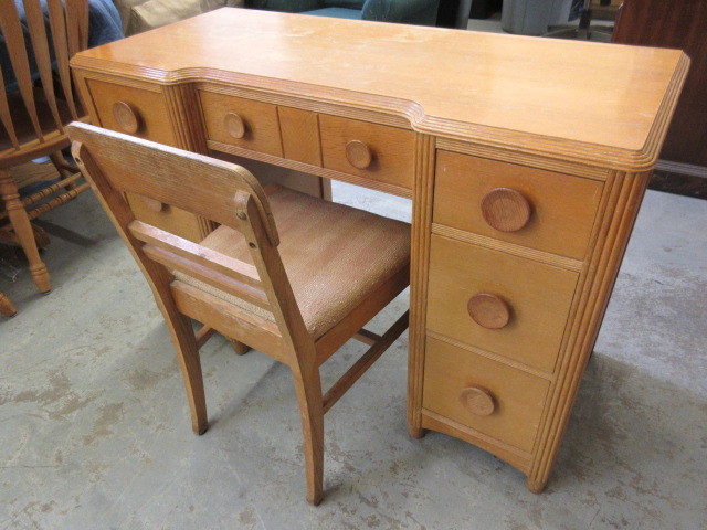 lot 706 image: VINTAGE VANITY WITH CHAIR