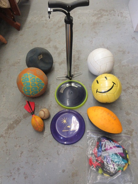 lot 722 image: SPORTS BALLS, SUPER DISC, FRISBEE AND HAND PUMP