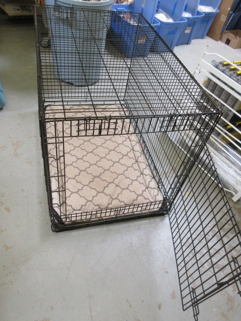 lot 726 image: WIRE GRID DOG CRATE