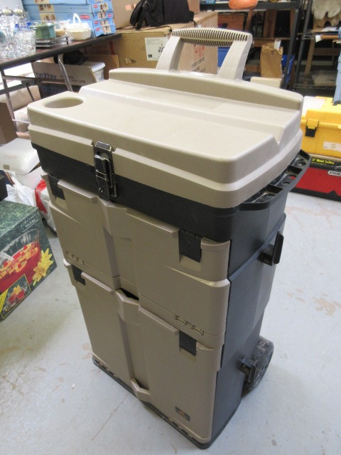 lot 737 image: ROLLING TOOL BOX