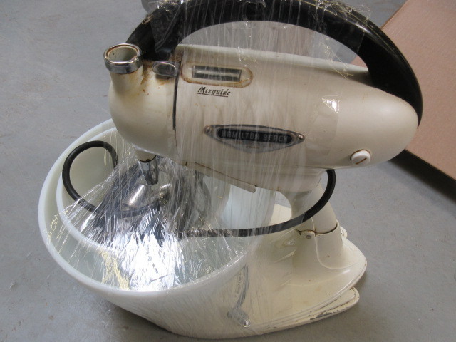 lot 747 image: HAMILTON BEACH MIXGUIDE STAND MIXER