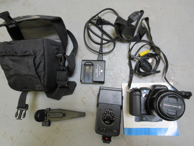 lot 749 image: KONICA MINOLTA DIMAGE A200 AND ACCESSORIES