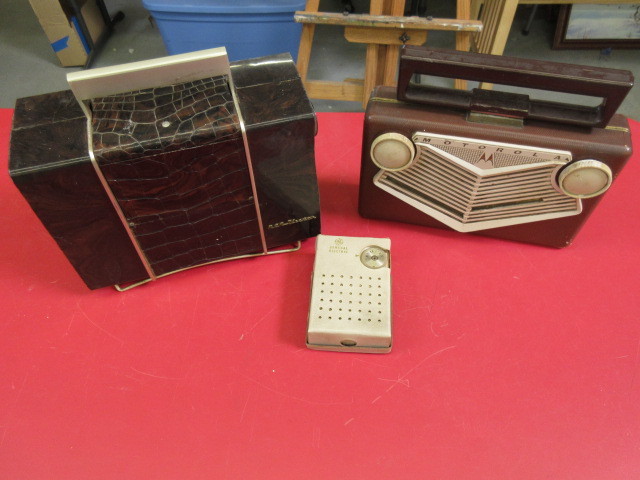 lot 766 image: 3 OLD RADIOS