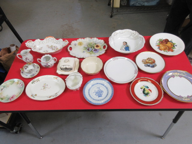 lot 770 image: HAND PAINTED VINTAGE DINNER AND GLASSWARE