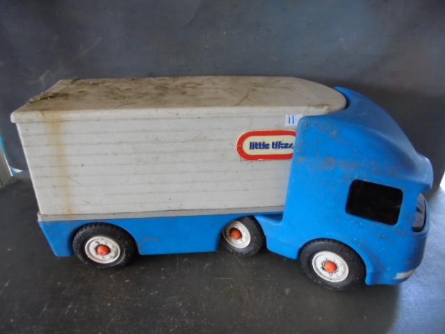 lot 11 image: Little Tikes Truck