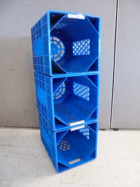 lot 18 image: Water Bottle Cooler Containers