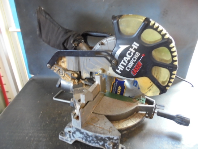 lot 20 image: Hitachi 10 Compound Miter Saw