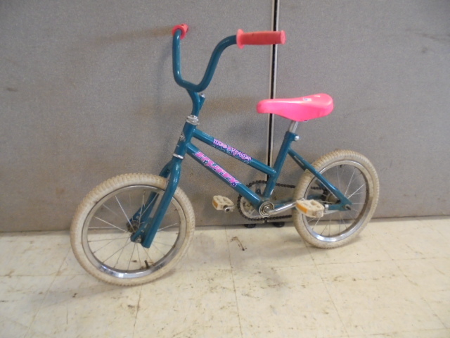 lot 51 image: Girls Bicycle