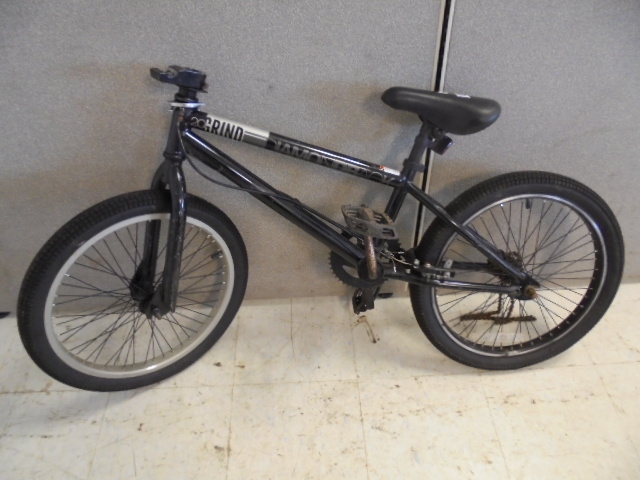 lot 52 image: Diamond Back Bicycle
