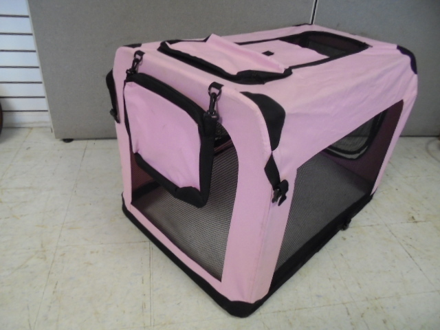 lot 102 image: Soft Side Pet Crate